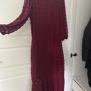 Klänning - Använde bara några ggr  Storlek 38-40