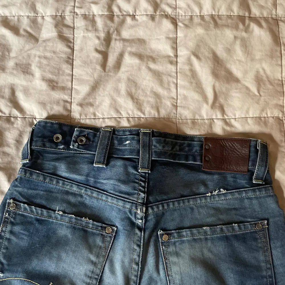 mörkblå långmidjade jeans som aldirg kommer till användning då jag tycker de är förstora❤️ de har gått sönder där nere men annars inget annat slitage💗. Jeans & Byxor.