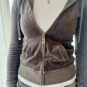 Vintage Juicy Couture zip-up kofta. Går ej att köpa på hemsidan längre, väldigt bra skick. Jag skulle säga att den passar xs-s, guld detaljer (till skillnad från nya modellen). Inga syndliga defekter förutom på Jt på dragkedjan (se bild 5) 🤍