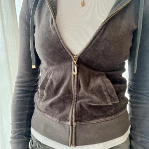 Vintage Juicy Couture  - Vintage Juicy Couture zip-up kofta. Går ej att köpa på hemsidan längre, väldigt bra skick. Jag skulle säga att den passar xs-s, guld detaljer (till skillnad från nya modellen). Inga syndliga defekter förutom på Jt på dragkedjan (se bild 5) 🤍