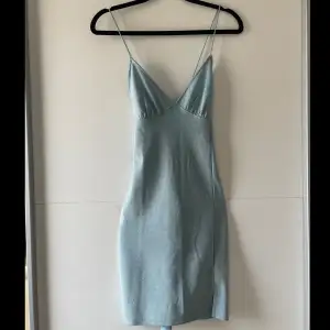 H&M mini klänning, fin ljusblå glittrig färg och kroppsformad material. Jag köpte plagget sommaren 2023 men har dock aldrig använt den. Endast testat på mig 1 gång. Jätte bra skick. Obs. Kan tvättas och strykas om önskas🤗