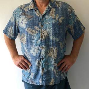 Hawaiiskjorta köpt i Arizona, skön silke som tål tvätt. Alla knappar finns, ren och snygg. Ett pyttelitet hål bak långt ner som inte syns.