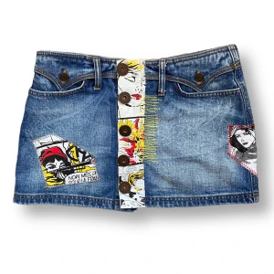 Swift Minikjol - Denim minikjol i jättefint skick! Swift Jeans x perience. Model 618, storlek 29. Sitter lågmidjad på dockan som har XS. MÅTT: Midjebredd 38cm & längd 28cm 