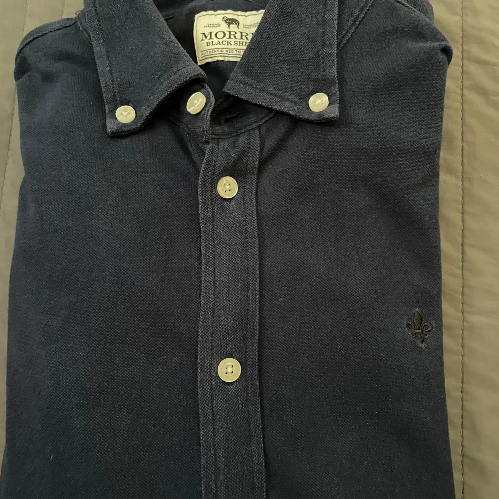 Säljer denna fina Morris button up skjorta som är i jätte fint skick och knappast använd.  Kom gärna med prisförslag. (Nypris 1200kr). Skjortor.