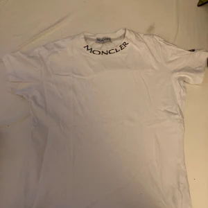 Moncler t shirt - Bra skick sällan använd, Äkta, S Men funkar på M 