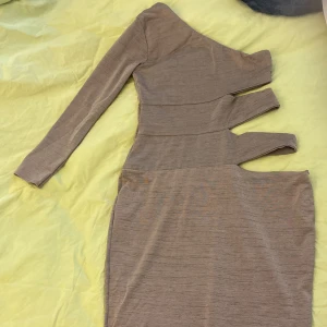 Ons shoulder klänning med öppning vid midjan - One shoulder klänning, enarmad klänning från Boohoo, stl 36. Klänningen är stretchig.