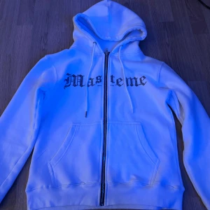 Masteme hoddie - En vit rhinestone hoddie som jag aldrig använder längre. Den är i bra skick och har storleken s.