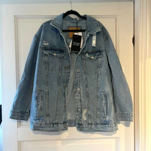Jeansjacka Stradivarius - Så sjuuuukt snygg jeansjacka från stradivarius! Helt oanvänd med alla lappar kvar. Extremt snygg tvätt och fina detaljer💓 Storlek M