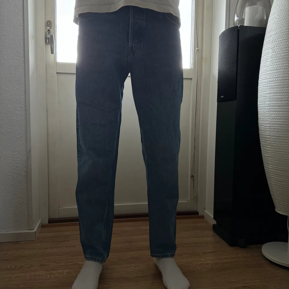 Säljer dessa mörkblå jeansen från weekday. Använd fåtal gånger, super fina övrigt. . Jeans & Byxor.