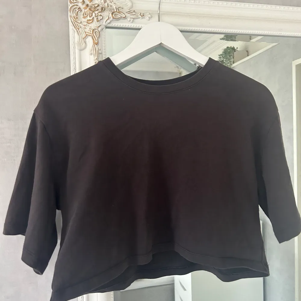 Jätte fin och jätte skön tröja från Gina Ginatricot💕 använder den bara inte längre🩷den är xxs men jag är vanligtvis en M och den sitte inte tajt över huve taget💖. T-shirts.