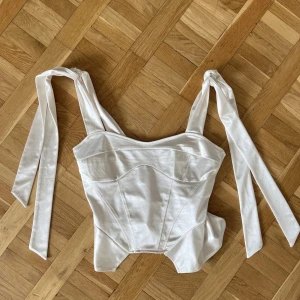 Topp - Världens finaste topp från Bik bok i storlek XS. Säljer eftersom den inte har kommit till användning som jag hade önskat. Använd 1 gång. 