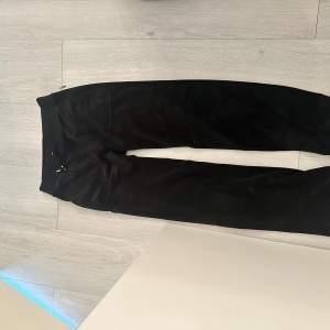 Svarta juicy couture byxor i storlek xs som jag säljer då jag inte har användning av de längre. finns även att köpa en tröja om man vill. Hör av er för mer bilder eller om ni har frågor!