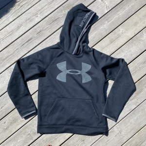 Hoodie - Svart under armour hoodie. Väldigt snygg och i utmärkt skick. Storlek L junior, skulle säga att det motsvarar stl 148-154