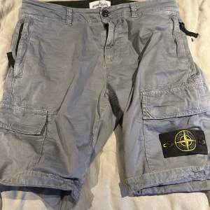 Stone island shorts bra skick strl 12 år 