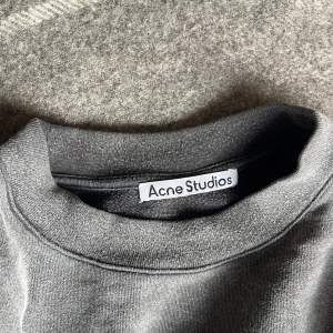 Acne Studios t-shirt. Boxig oversized fit. Tungt/tjockt tyg, mer likt en sweatshirt. Använd fåtalet gånger, nyskick. 