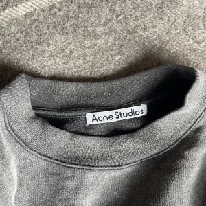 Acne Studios T-shirt  - Acne Studios t-shirt. Boxig oversized fit. Tungt/tjockt tyg, mer likt en sweatshirt. Använd fåtalet gånger, nyskick. 