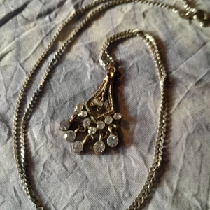 Vackert Hängsmycke - Ett hängsmycke i okänd metall med bling. Precis lagom stort tycker jag. Säljes utan kedjan. Så fint och unikt!