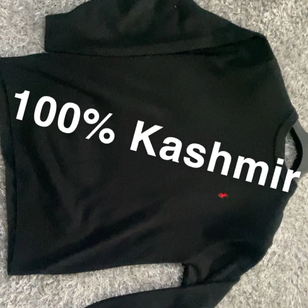 En Kashmir sweatshirt tröja från Ralph lauren i jätte bra skick.storlek L fast sitter som en m och Passar dig mellan 175-185cm (ny pris 5500) full Kashmir aka 100%. Tröjor & Koftor.