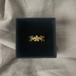 Elsa ring rostfri  - Ring i Ion plated 304 Stainless steel💞 45kr/st, endast en kvar i lager  ☺️ kolla gärna in mina andra annonser för fler liknande smycken och min instagram (ebnorth) där jag främst sköter försäljningen 💕💕