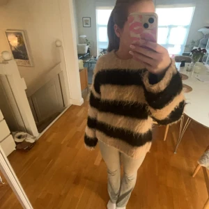 Jätte söt stickad tröja - Säljer en jätte fin randig tröja ifrån h&m då den inte kommer till så mycket användning. Tröjan är använd ca 2 gånger och är precis som ny🥰 skriv för frågor eller funderingar!! 