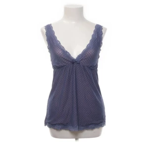 Söt topp - Söt topp i storlek S från hunkemöller, är i en lite blålila färg! Är lite sliten därav priset 🌸