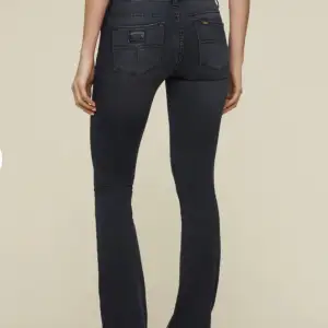 Säljer mina gråa bootcut lois jeans som är i mycket bra skick! Ord pris 1899kr, storlek 27/32.