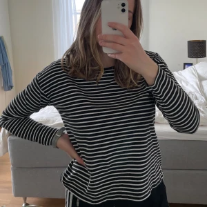 Randig tröja - Randig långärmad tröja.  Strl M men är mer som S i storleken. 