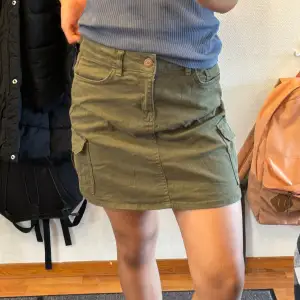 En fin grön färg på en kjol perfekt nu när sommaren närmar sig. Har inga tecken på användning. Skriv om du har frågor!!🩷 