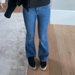 Mörkblå lågmidjade jeans - Säljer mina lågmidjade mörkblå jeans från Gina tricot i mycket bra skick❤️