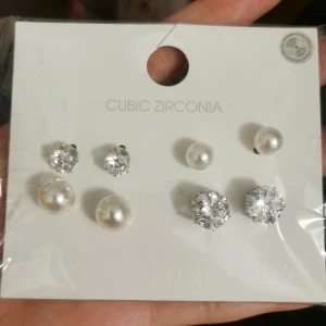 Örhängen  - 4 par örhängen från Forever 21. Aldrig använda och kvar i stängt paket. 