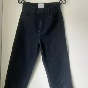 Jeans från märket Abrand, storlek 26 i midjan. Jag är 160cm som referens. Modellen 94 High slim. Sitter jättefint på kroppen! 