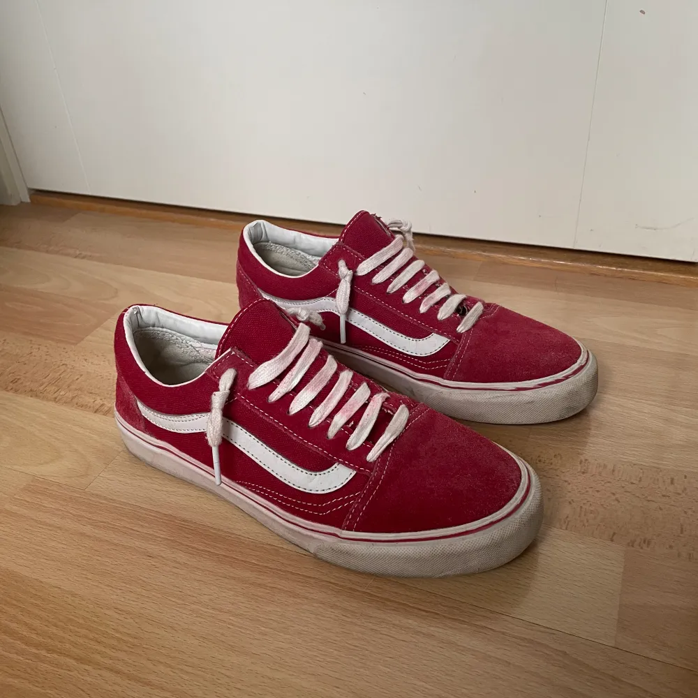 Säljer dessa sjukt snygga vans old skool i ett väldigt bra skick. Storleken är 41 och dom är normala i storlek. Nypriset på dessa är 850kr och mitt pris är 299. Självklart går priset att diskutera. Hör av dig vid minsta fundering. . Skor.