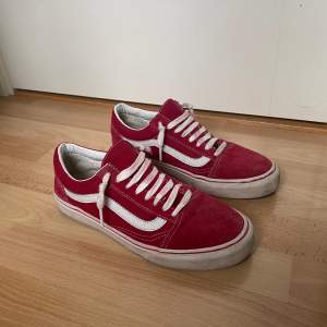 Säljer dessa sjukt snygga vans old skool i ett väldigt bra skick. Storleken är 41 och dom är normala i storlek. Nypriset på dessa är 850kr och mitt pris är 299. Självklart går priset att diskutera. Hör av dig vid minsta fundering. 