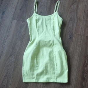 Jeans klänning  - Helt ny jeans klänning inköpt föra året. Aldrig använd.