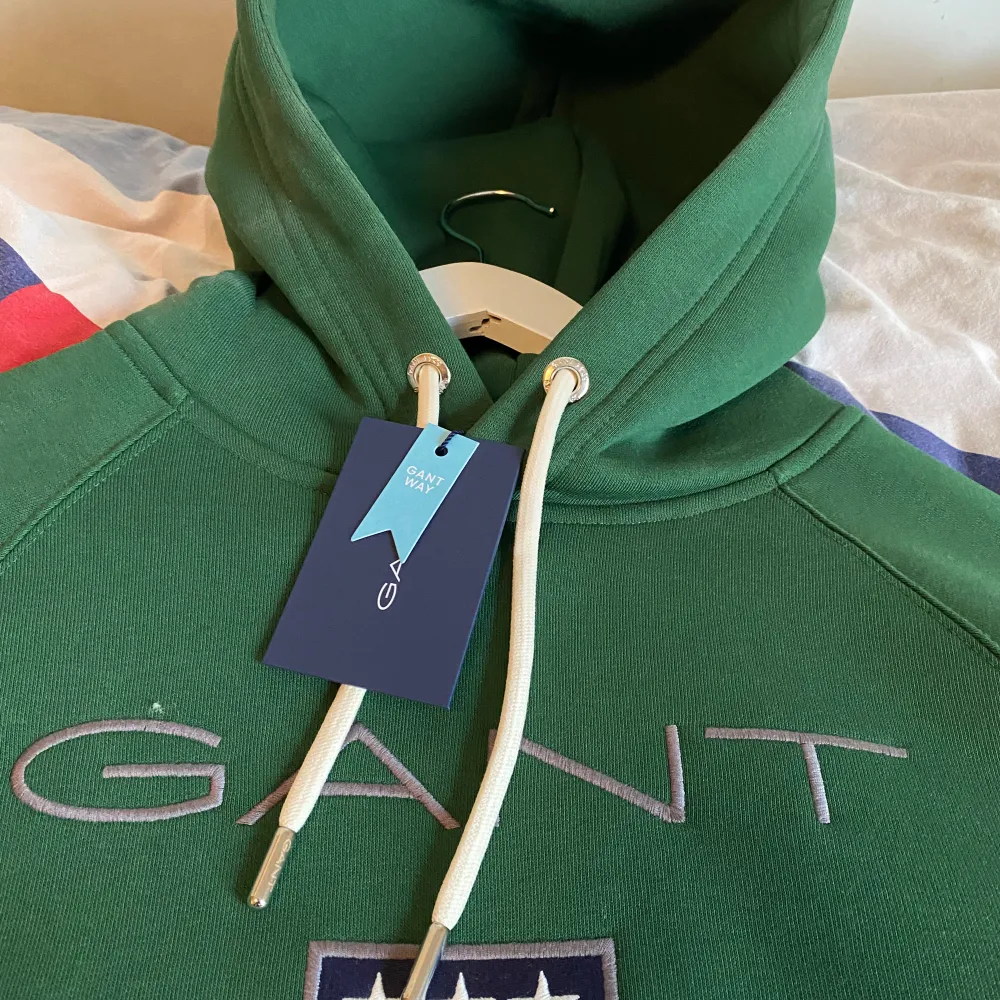 Helt ny oanvänd Gant hoodie. Fick den i födelsedagspresent av min faster och man kunde inte tacka nej… men tyvär inte min stil. Nypris 900-1300kr Söker 680kr. Hoodies.