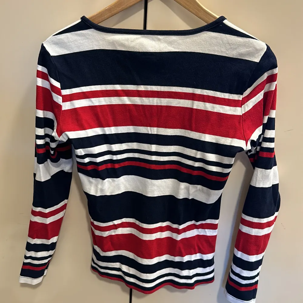 Säljer denna nästan helt oanvända Tommy hilifiger tröja i storlek m, pris kan diskuteras! . Tröjor & Koftor.