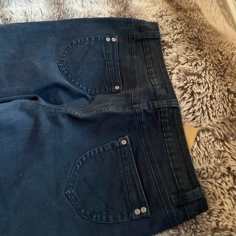 så fina jeans. passar till typ allt. superfina fickor och jättenajs färg. lågmidjade bootcut ❤️. Jeans & Byxor.