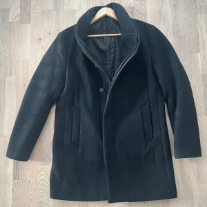Herr kappa/rock - Stilrent svart kappa/rock för herr från Jack&Jones. Fint skick, meddela för fler bilder!  Elegant kappa som passar till nästan allt! 