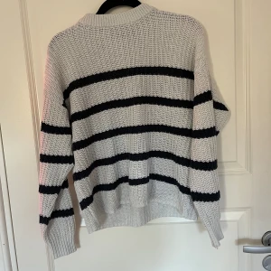 Stickadtröja  - Axlarna är den 53cm längd är den 58cm. Kansliet sliten men inte alls har använts ofta ändå men inte så. Stickaftröja fin och randig 