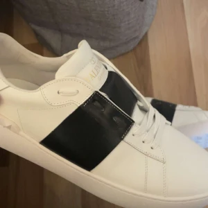 Valentinos - Riktigt snygga Valentinos perfekta till sommaren har använt dom typ två gånger men tyvärr passa dom inte så säljer dom nu dock har jag ingen box med kan sänkas vid snabb affär 