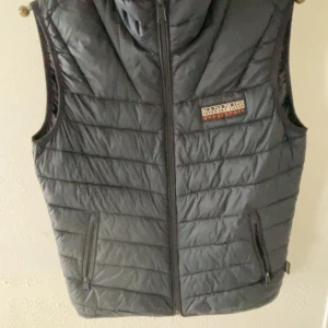 Väst  - Säljes pga för stor, Väst Napapirji