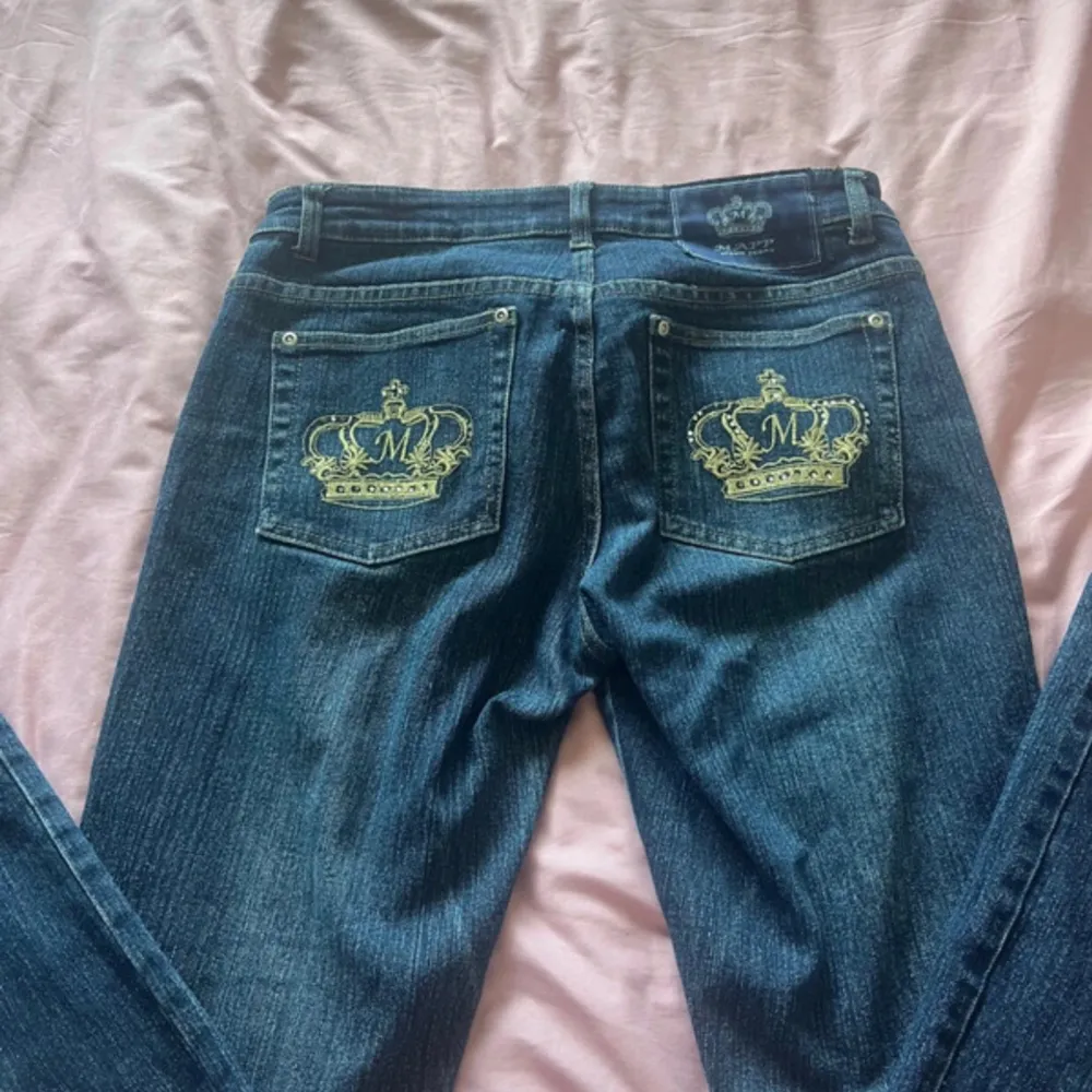 Low waisted crown jeans straight leg i bra skick! . Jeans & Byxor.