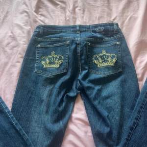 Low waisted crown jeans straight leg i bra skick! 