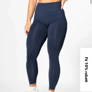 Relode - Säljer dessa populära träningsbyxor från relode, använda men fint skick! Storlek S men lite större i storleken. Ny pris 699kr 💙hör av er vid frågor eller intresse!