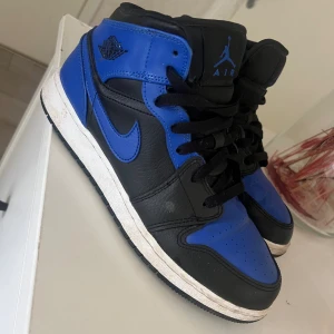 Blåa Jordans  - Blåa jordens i storlek 39. Använt dem ett fåtal gånger och är i väldigt bra skick. Kommer med dess original box/skopaket. 
