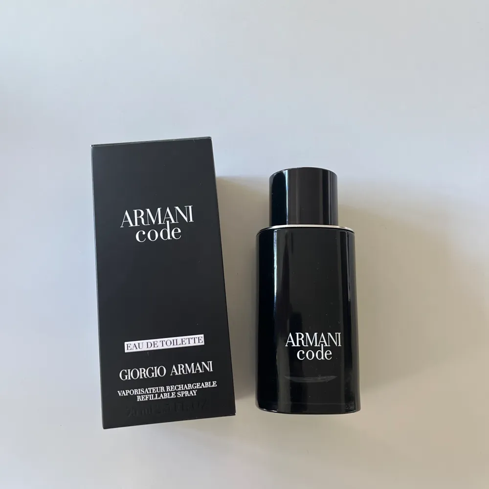  Armani Code parfym edt 75ml | 90% kvar av flaskan | Fick den i julklapp och har inte kommit till användning | Nypris 1200 kr | Mitt pris 650 kr | Priset är inte hugget i sten och hör av dig vid minsta lilla fråga😊. Parfym.