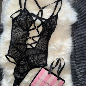 Victoria’s secret spets body - Helt oanvänd, säljer pga ångrat köp & inte min stil längre. Storlek M. Superfin med spets och snören, svårt och fota dock men kontakta mig om ni vill ha fler bilder. 
