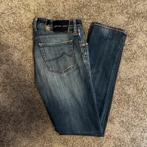 Tjena, säljer nu dessa as feta jeans från Jacob Cohën | Storleken är 36 (passar 33/34) | Färgen är ljusblå och skicket är 7/10 OBS utöver att fickorna är sönder | Hör gärna av dig vid minsta lilla fundering 😊
