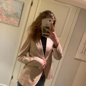 Supersnygg kavaj från Turnover 💞 - Supersnygg rosa kavaj från turnover i storlek 38(passar även 36) Anvönd ett fåtal gånger och i superfint skick! Säljer kostymbyxor separat 💕💕