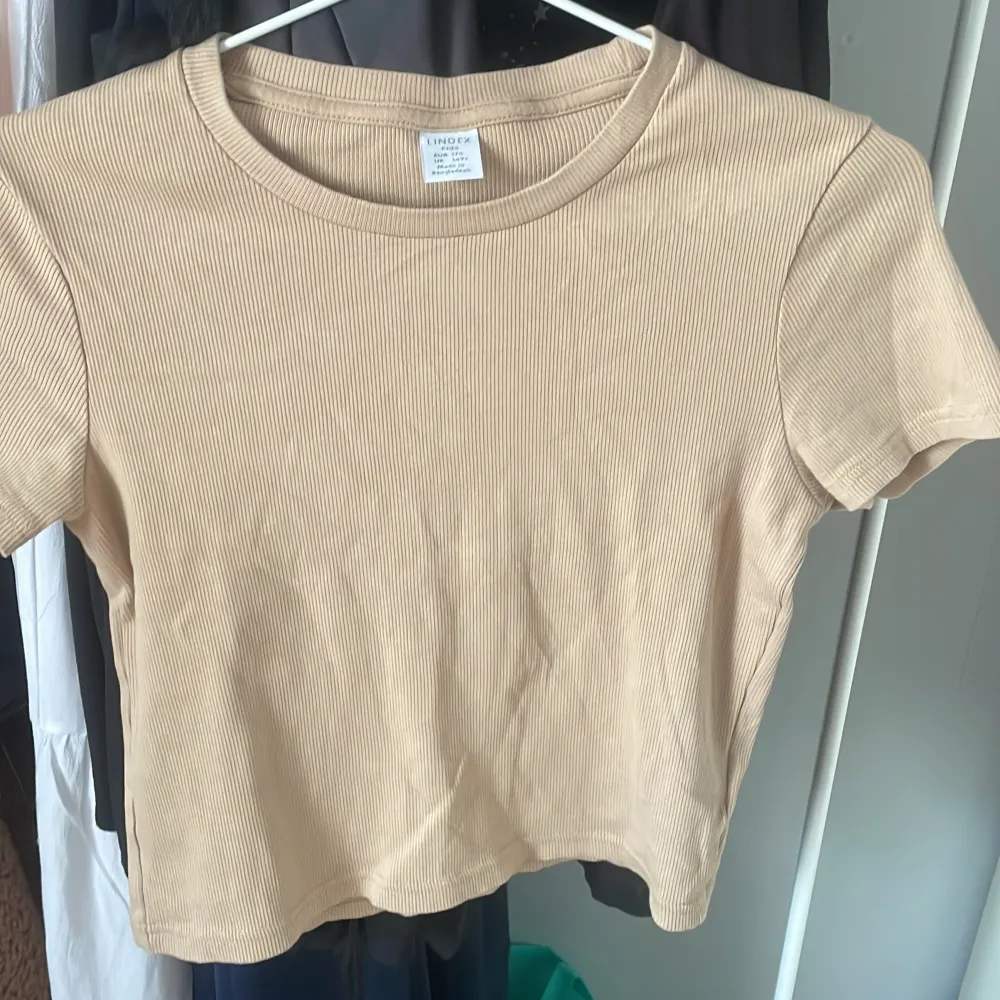 En helt vanlig croppad brun/beige t-shirt. Storlek 170, funkar som S. Skriv om ni har frågor, pris kan diskuteras!!. T-shirts.